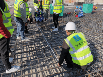 我院二期工程項目實訓樓圓滿封頂，技術服務精準護航